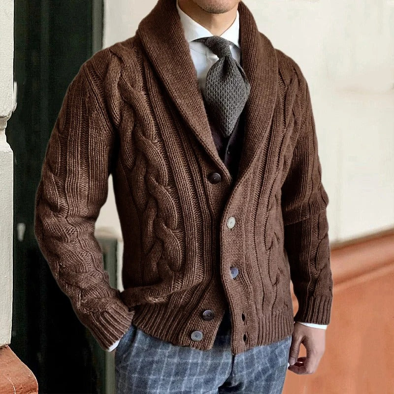 Detailansicht des Zopfmusters & Schalkragens am Herren Strickpullover "Heinrich". Übergangszeit Mode für den Mann.
