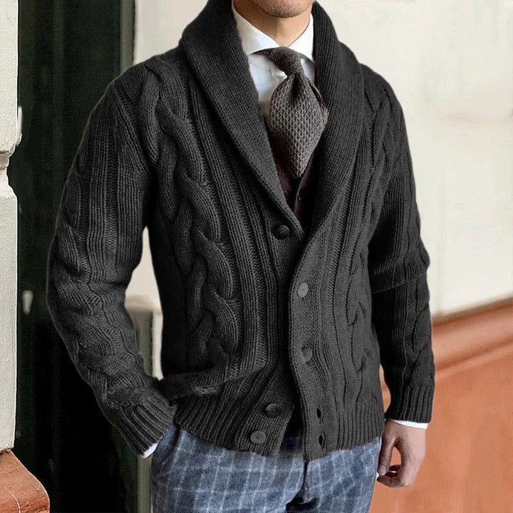 Komfortabler Herren Strickpullover mit Schalkragen, Zopfmuster. Vielseitiger Pullover für Frühling, Freizeit & Business-Casual.