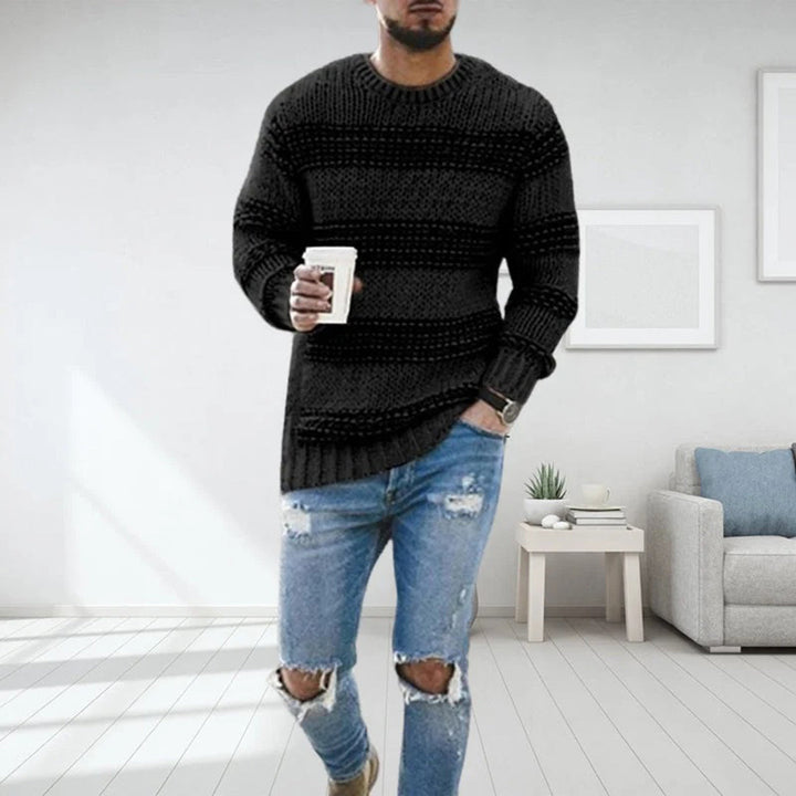 Moderner Herren-Langarmpullover mit stilvollem Streifenmuster, perfekt als Winterpullover für Herrenmode.