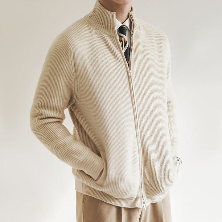 Moderner, bequemer Herren Strickpullover mit Reißverschluss, Langarm und eleganter Rippstruktur für lässige Frühlingslooks.