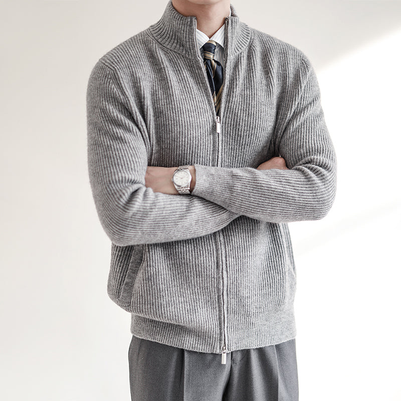 Eleganter Herren Langarm-Strickpullover mit Reißverschluss und komfortabler Rippstruktur, ideal für die Frühlingsgarderobe.