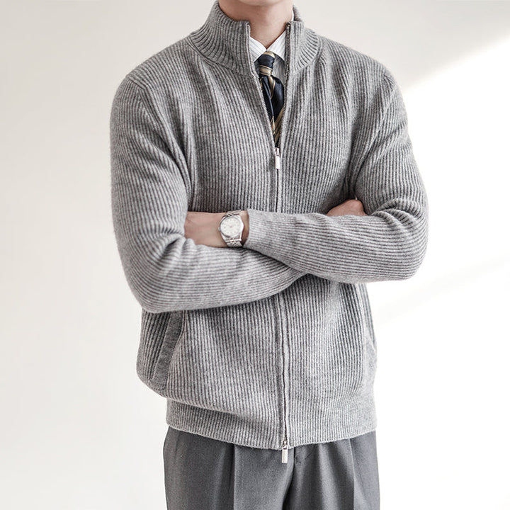 Eleganter Herren Langarm-Strickpullover mit Reißverschluss und komfortabler Rippstruktur, ideal für die Frühlingsgarderobe.