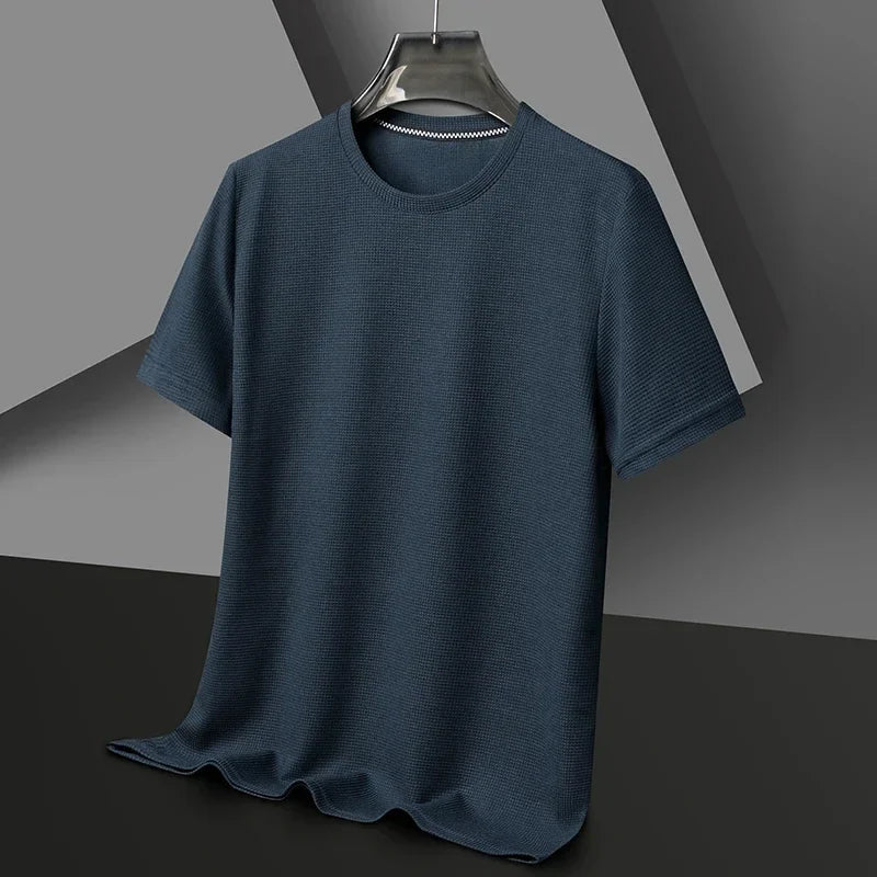 Stylisches weißes Herren T-Shirt mit atmungsaktiver Waffelstruktur und Rundhalsausschnitt. Ideal für Sommer.