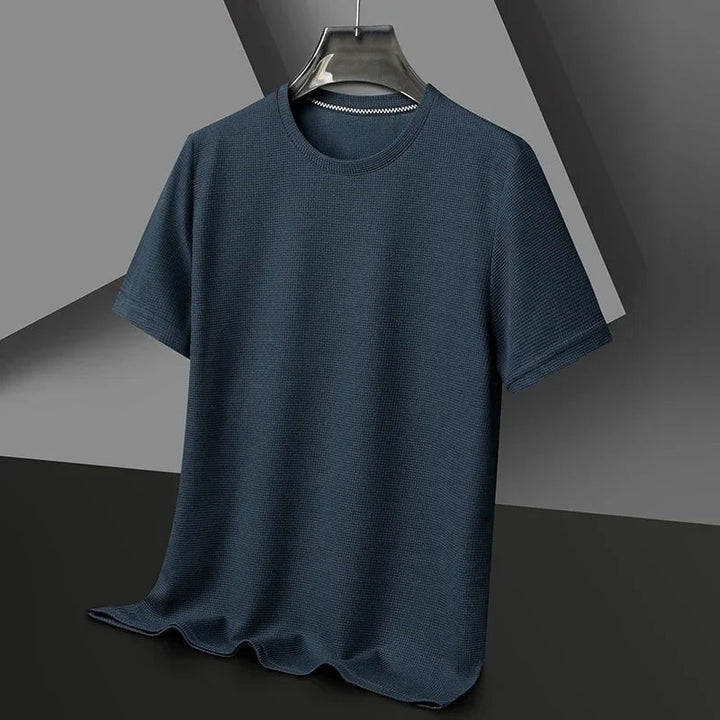 Stylisches weißes Herren T-Shirt mit atmungsaktiver Waffelstruktur und Rundhalsausschnitt. Ideal für Sommer.