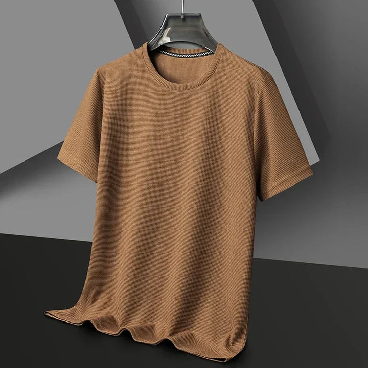 Nahaufnahme des atmungsaktiven Herren T-Shirts mit einzigartiger Waffelstruktur und Rundhals-Design. Sehr weich.