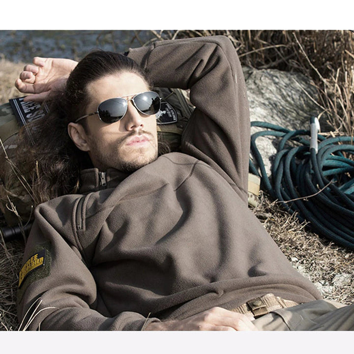 Moderner Herren Tactical Pullover mit Viertelreißverschluss, vielseitig für Layering & Outdoor.