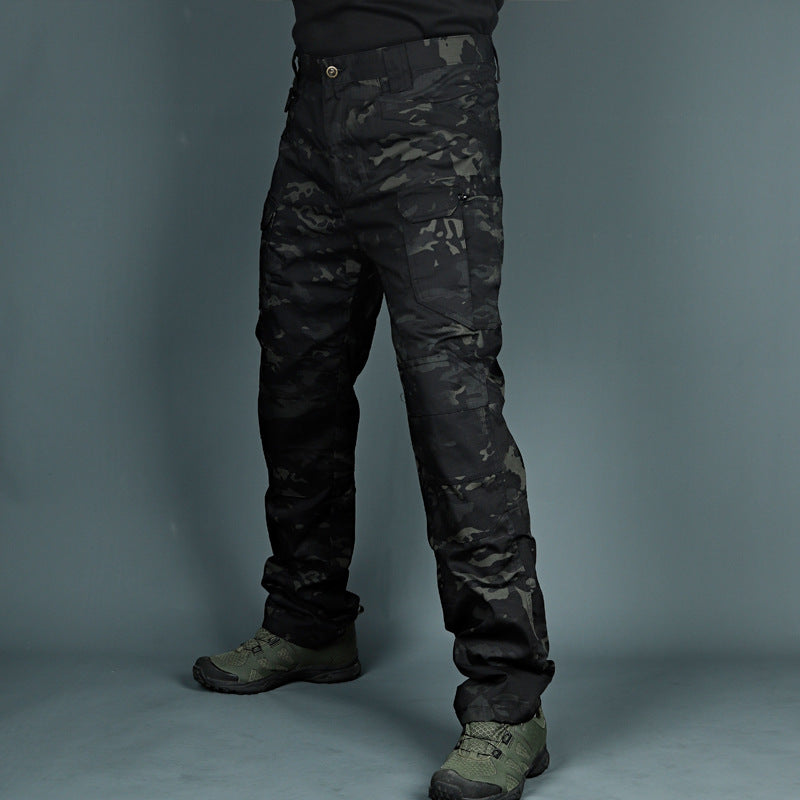 Robuste Herren Cargohose mit mehreren praktischen Taschen, ideal als Arbeitshose oder Freizeithose.