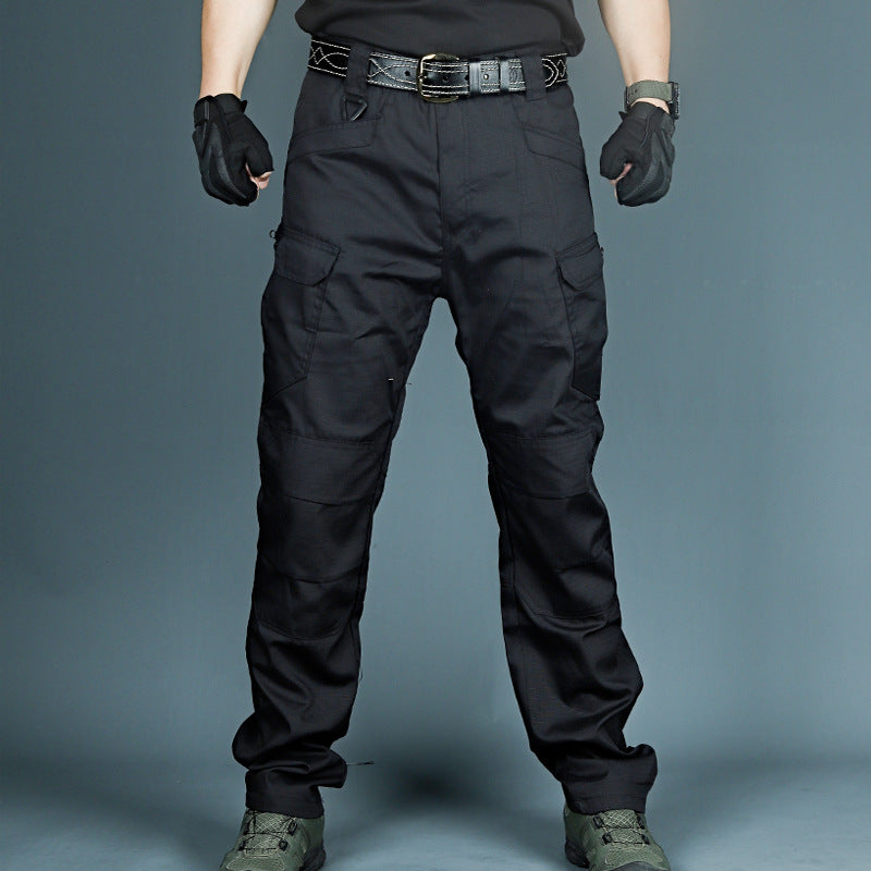 Mann trägt robuste taktische Cargohose beim Wandern, ideal für Herbstmode und Outdoor-Aktivitäten.
