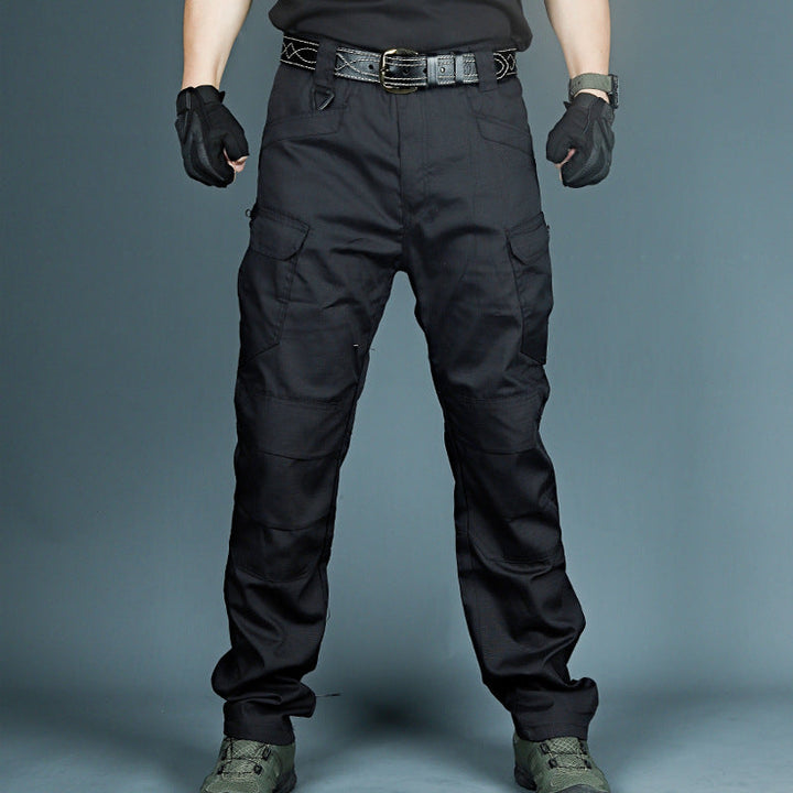 Mann trägt robuste taktische Cargohose beim Wandern, ideal für Herbstmode und Outdoor-Aktivitäten.