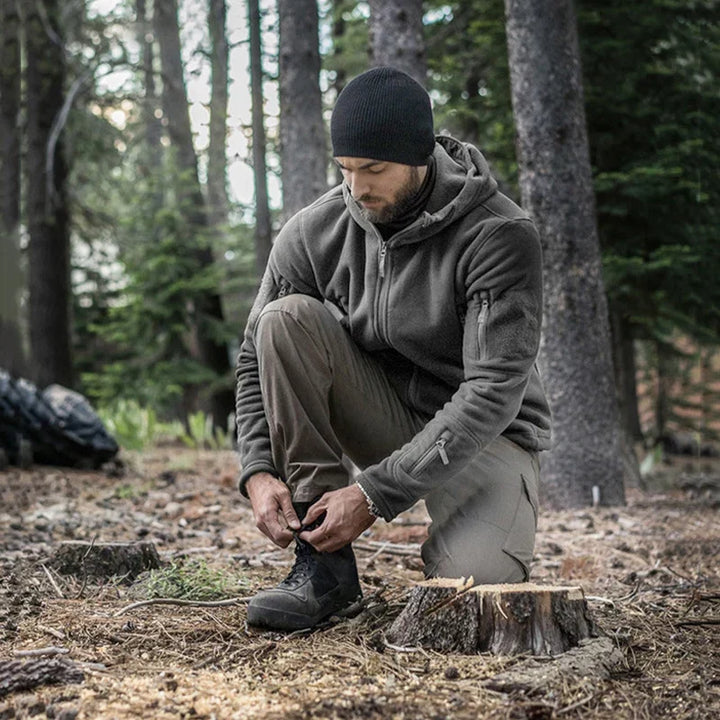 Robuste taktische Herren-Winterjacke mit verstellbarer Kapuze. Wasserdicht & winddicht für Outdoor-Abenteuer.