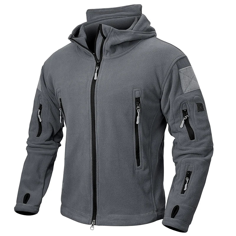 Vielseitige Freizeitjacke für Herren, warm und winddicht. Ideal als Wanderjacke oder taktische Winterkleidung.