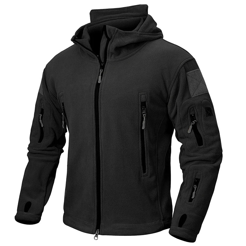 Herren Winterjacke, taktisch, wasserdicht und warm, getragen von einem Model im Outdoor-Umfeld.