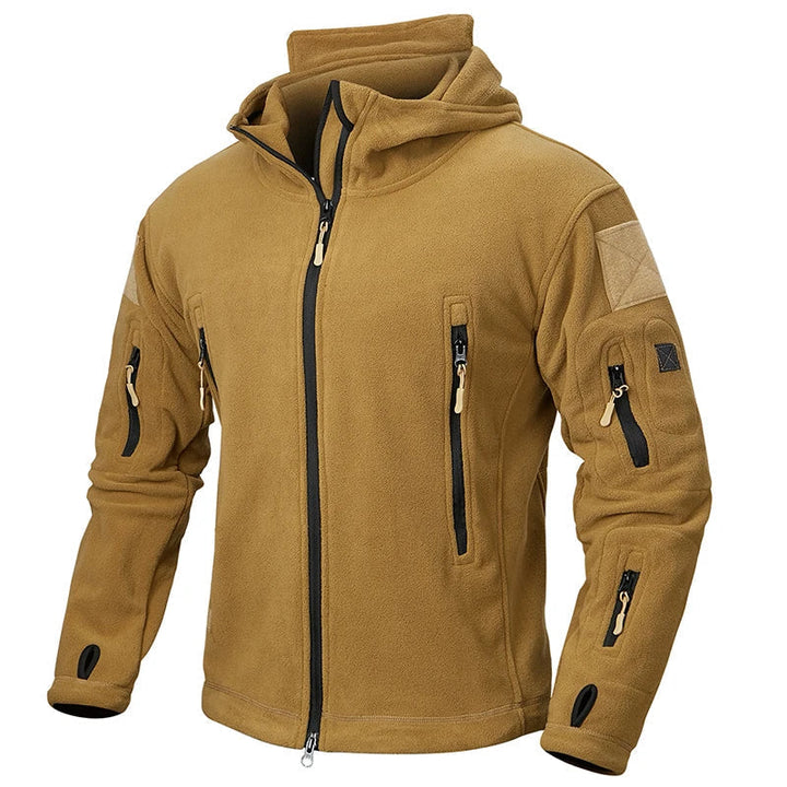 Rückansicht der taktischen Herren-Winterjacke mit Kapuze, bietet optimalen Kälteschutz für Outdoor-Sport.
