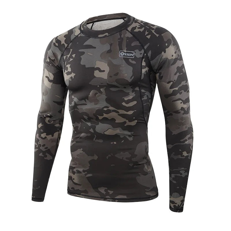 Herren Thermounterwäsche Set Tarnmuster für Outdoor & Wintersport. Hält warm, trocken & bietet Komfort.