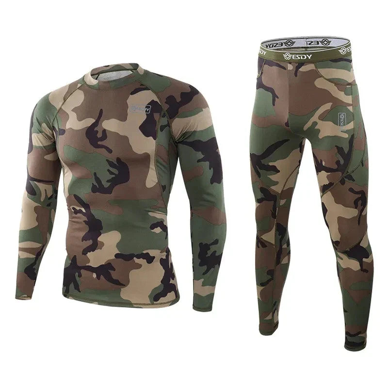 Mann trägt Herren Thermounterwäsche Set Tarnmuster. Perfekt als warmer, atmungsaktiver Baselayer für Outdoor.