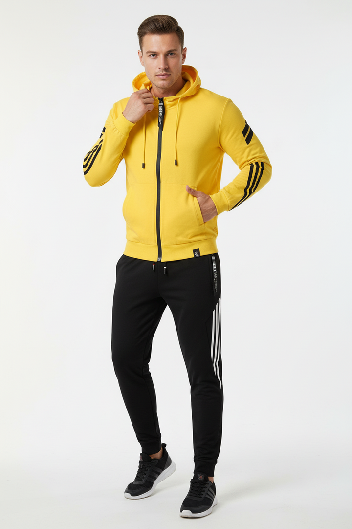 Stilvoller Herren Freizeitanzug in klassischer Farbe, bietet sportlichen Komfort & Langlebigkeit. Ideal für Alltag.