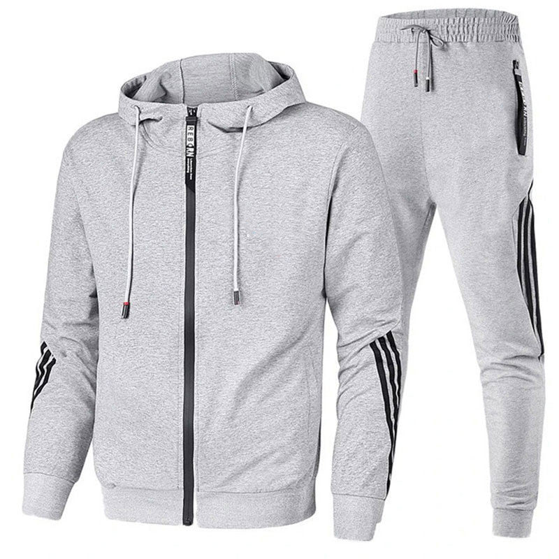 Mann trägt bequemen Herren Jogginganzug bei entspannter Aktivität, demonstriert sportlichen Komfort & Stil.