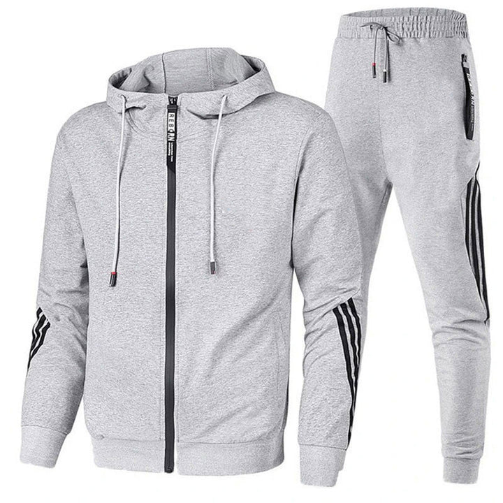 Mann trägt bequemen Herren Jogginganzug bei entspannter Aktivität, demonstriert sportlichen Komfort & Stil.