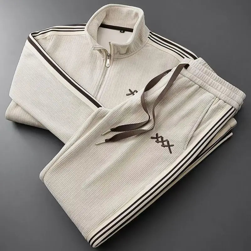 Herren Trainingsanzug mit Stehkragen-Jacke & schmaler Jogginghose. In Beige, Braun oder Schwarz. Ideal für Sport & Freizeit.