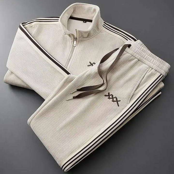 Herren Trainingsanzug mit Stehkragen-Jacke & schmaler Jogginghose. In Beige, Braun oder Schwarz. Ideal für Sport & Freizeit.
