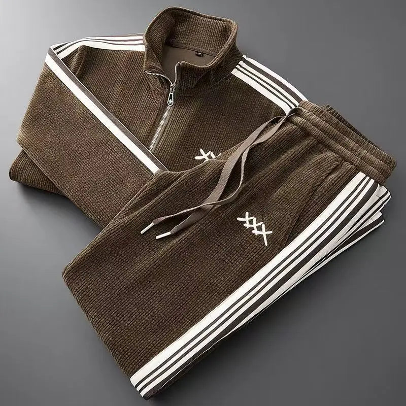Bequemer Herren Sportanzug im Slim-Fit: Stehkragen-Jacke und Jogginghose. Perfektes Komfort-Outfit für Männer.