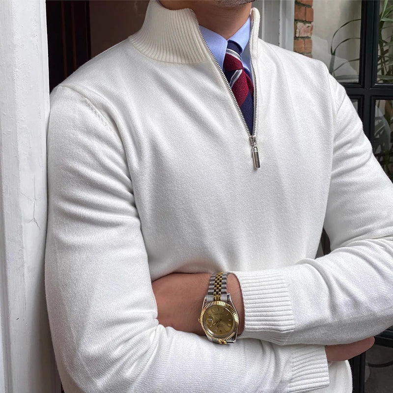 Mann trägt modischen Herren Viertelzip Pullover für Frühling. Ideal für Komfort & Stil in der Übergangszeit.