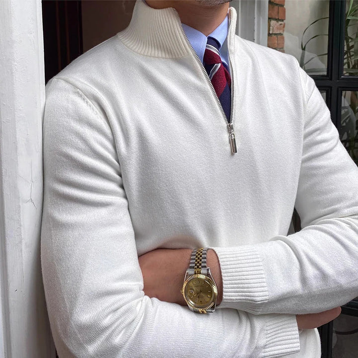 Mann trägt modischen Herren Viertelzip Pullover für Frühling. Ideal für Komfort & Stil in der Übergangszeit.