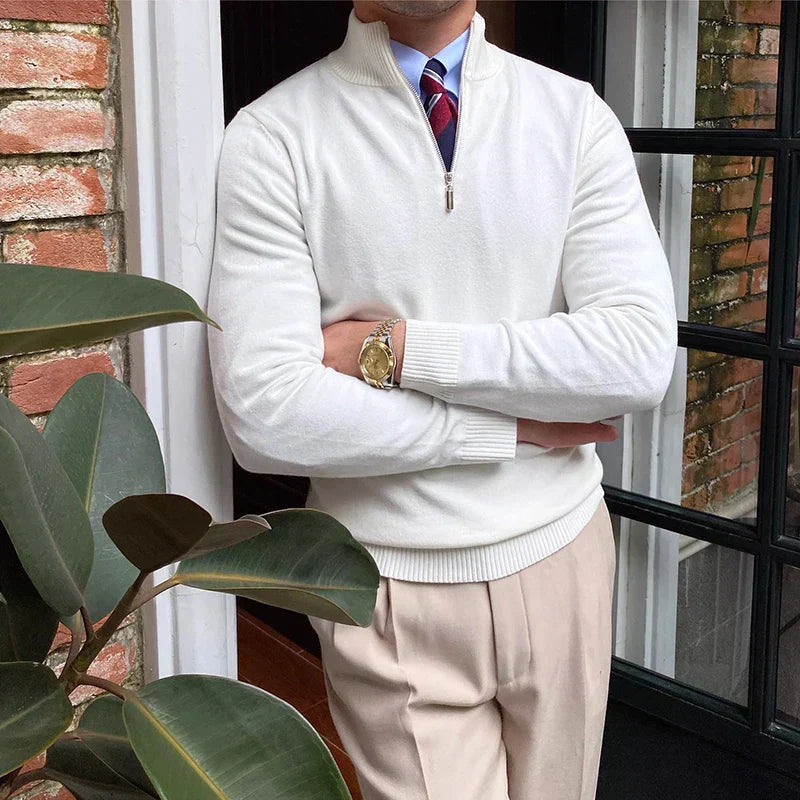 Detailaufnahme: Hochwertiger Herren Viertelzip Pullover mit Reißverschluss, perfekt für kühle Frühlingstage.