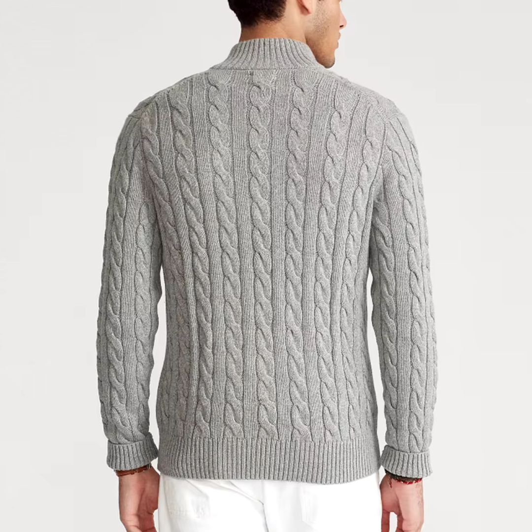 Detailansicht des klassischen Zopfmusters am Herren Langarm Strickpullover mit Viertelzip.