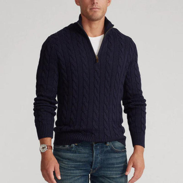 Mann trägt lässigen Herren Viertelzip Strickpullover mit Zopfmuster, perfektes Frühlings-Oberteil.