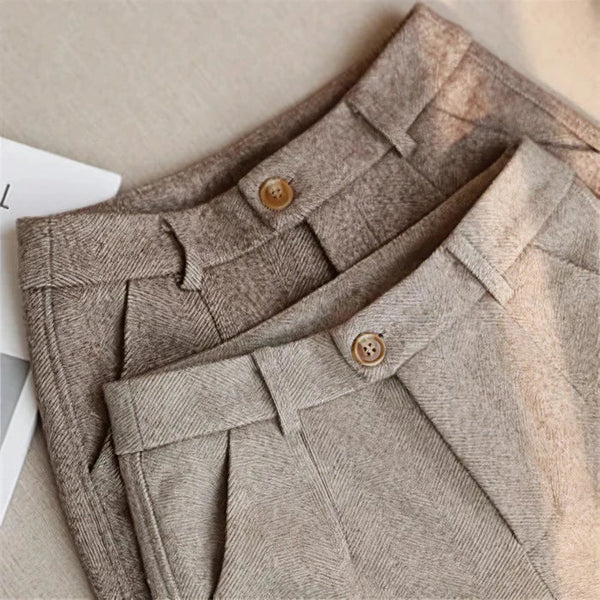Klassische Herrenhose im Vintage-Stil, beige, high-waist mit Falten, gerade Passform für zeitlosen Komfort.