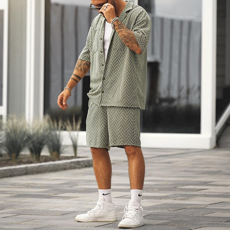 Lässiges Herren Sommer-Set mit Kurzarm-Hemd und bequemen Shorts. Perfektes Vintage Outfit für entspannte Tage.