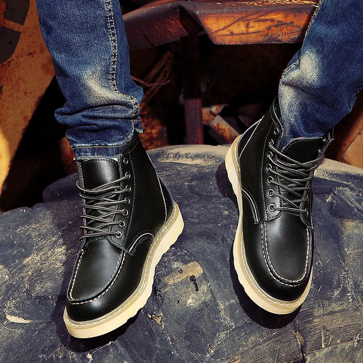 Herren Vintage Stiefel in Schwarz, robust & bequem. Elegante Herbstschuhe für den Alltag mit gepolsterter Innensohle.