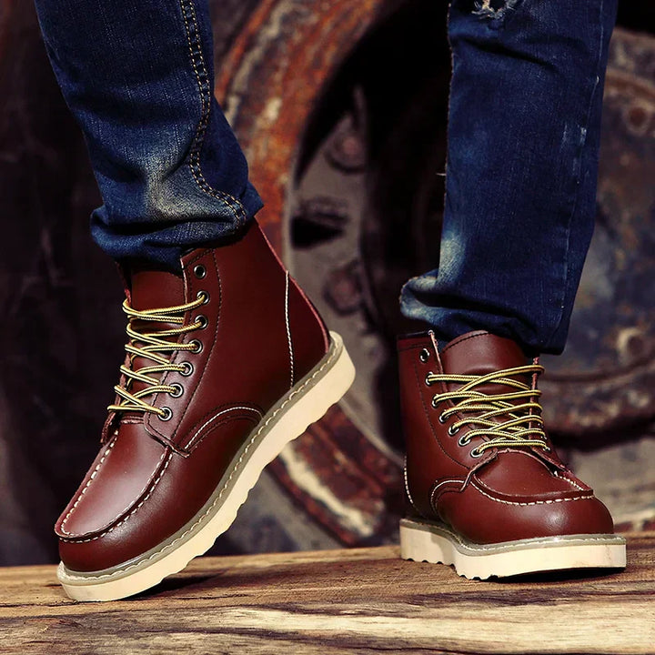 Weinrote Herren Vintage Stiefel, elegant & bequem. Alltagsschuhe mit robuster Sohle für stilvolle Herren.