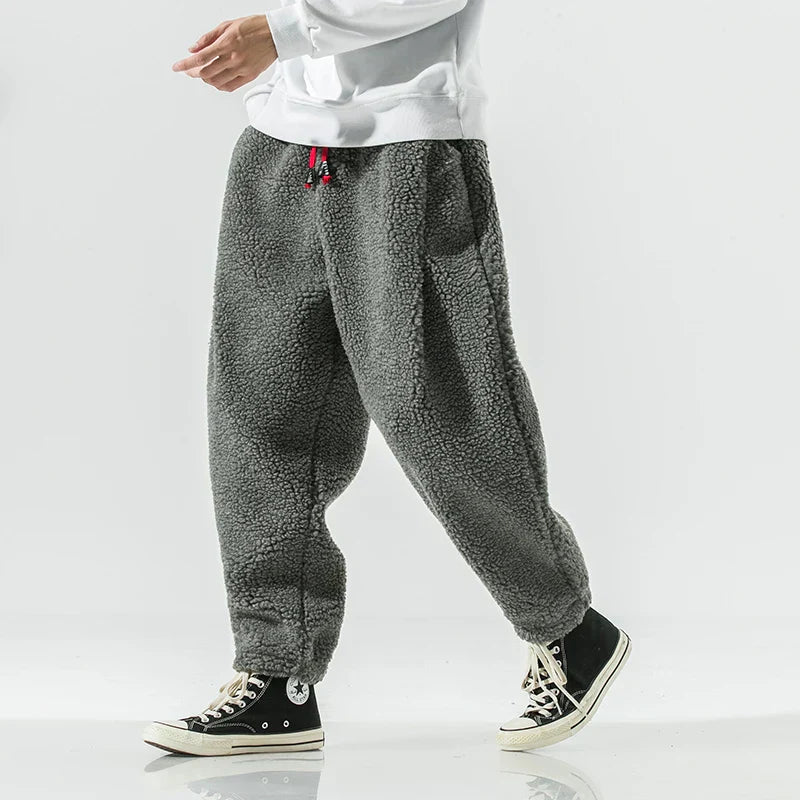 Gemütliche Herren Winterhose aus warmem Stoff, locker geschnitten für maximalen Komfort und Entspannung.