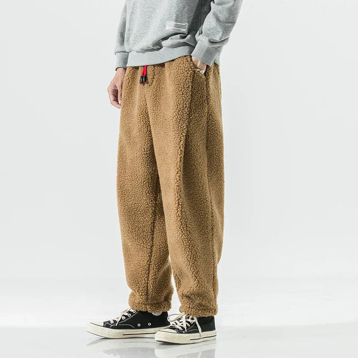 Warme Herrenhose mit Kordelzugbund für individuelle Passform und weichem Innenfutter für kalte Tage.
