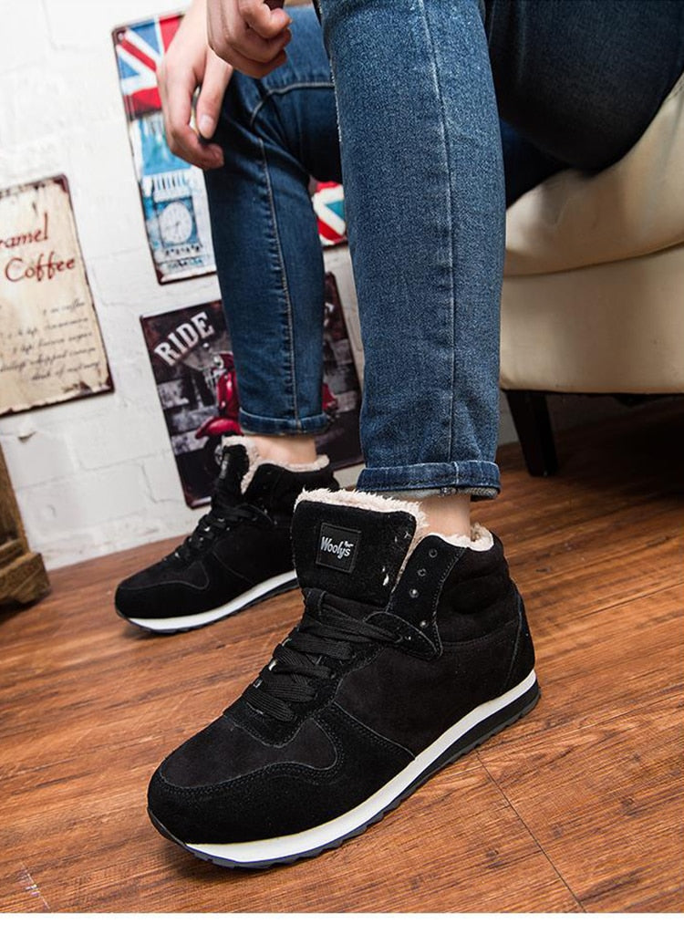 Gefütterte High-Top-Sneakers, Herrenschuhe, in einer winterlichen Outdoor-Umgebung