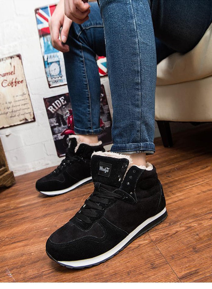 Gefütterte High-Top-Sneakers, Herrenschuhe, in einer winterlichen Outdoor-Umgebung