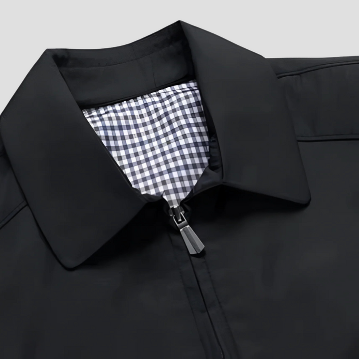 Sportliche Herrenjacke, leicht und wasserdicht, ideal als Übergangsjacke für Outdoor- und Stadtleben.