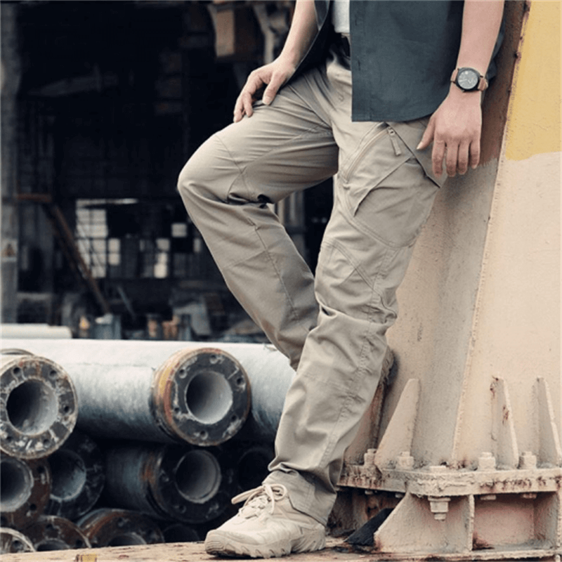 Funktionelle Wanderhose für Herren, wasserdicht, taktisch, robust, perfekt für raues Gelände & Reisen.