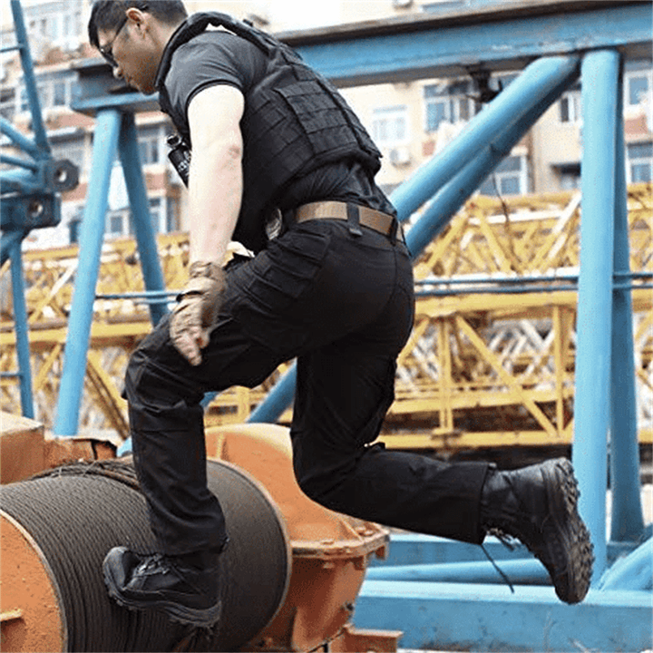 Moderne Herren Outdoorhose, taktisch, wasserdicht, mit praktischen Cargotaschen für Abenteuer.