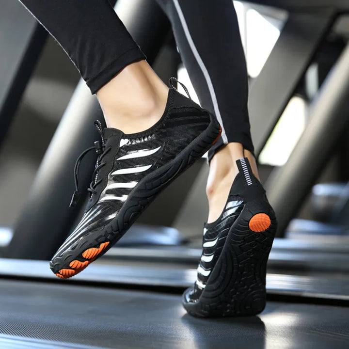Detail der atmungsaktiven Mesh-Oberfläche der Herren Wasserschuhe. Schnelltrocknende Badeschuhe für Schwimmen & Strand.