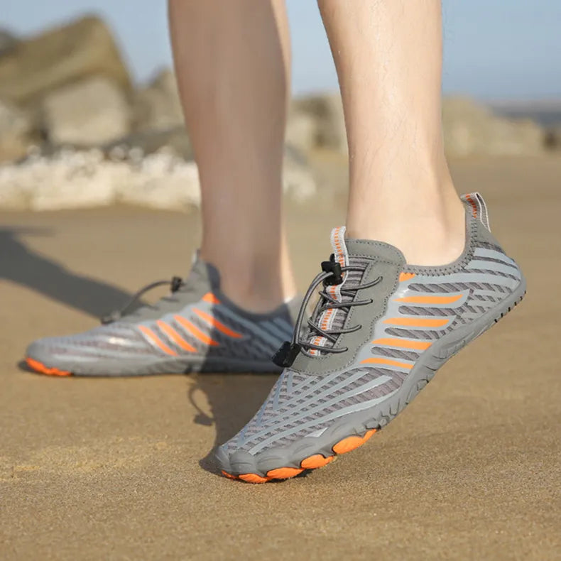 Nahaufnahme des atmungsaktiven Materials der Herren Wasserschuhe. Komfortable Aquaschuhe für flexible Sommeraktivitäten.