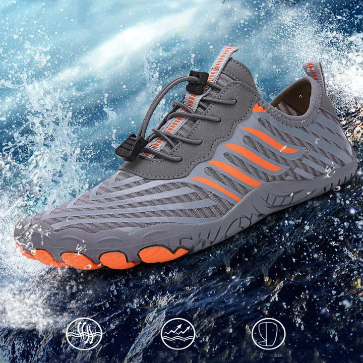 Mann trägt rutschfeste Herren Wasserschuhe am Sandstrand. Perfekte Strandschuhe & Sommerschuhe für alle Wasseraktivitäten.
