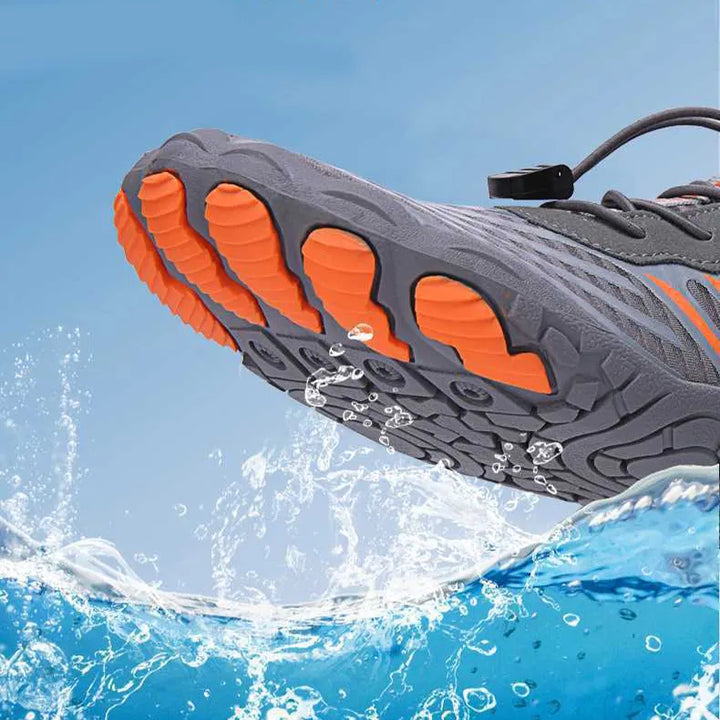 Herren Wasserschuhe im Pool, schützen Füße beim Schwimmen. Komfortable Poolschuhe, ideal für Wasseraktivitäten.