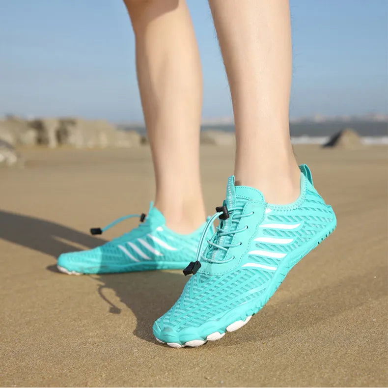 Draufsicht auf die Herren Wasserschuhe. Ideale Sommerschuhe & Slipper für vielfältige Wasseraktivitäten & Freizeit.