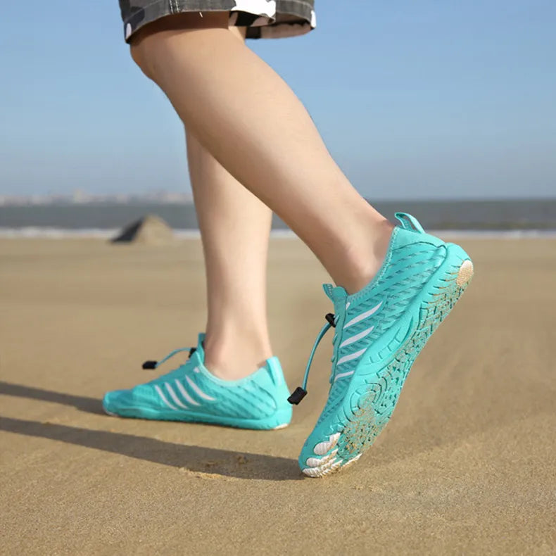 Rutschfeste Sohle der Herren Wasserschuhe für optimalen Grip an Strand & Pool. Sichere Aquaschuhe & Badeschuhe.