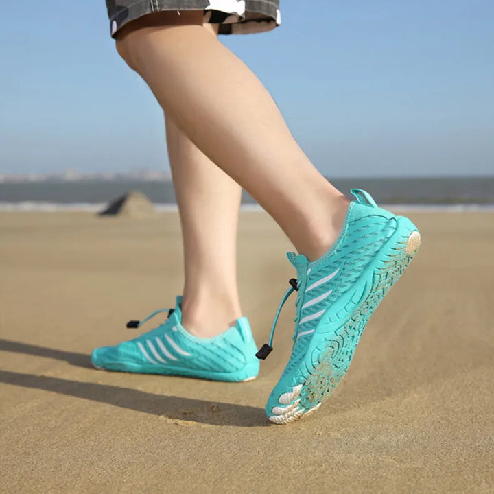 Rutschfeste Sohle der Herren Wasserschuhe für optimalen Grip an Strand & Pool. Sichere Aquaschuhe & Badeschuhe.