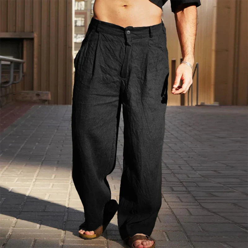 Lässige Herren Faltenhose mit weitem Bein, stylisch und komfortabel für modische Frühlingsoutfits.