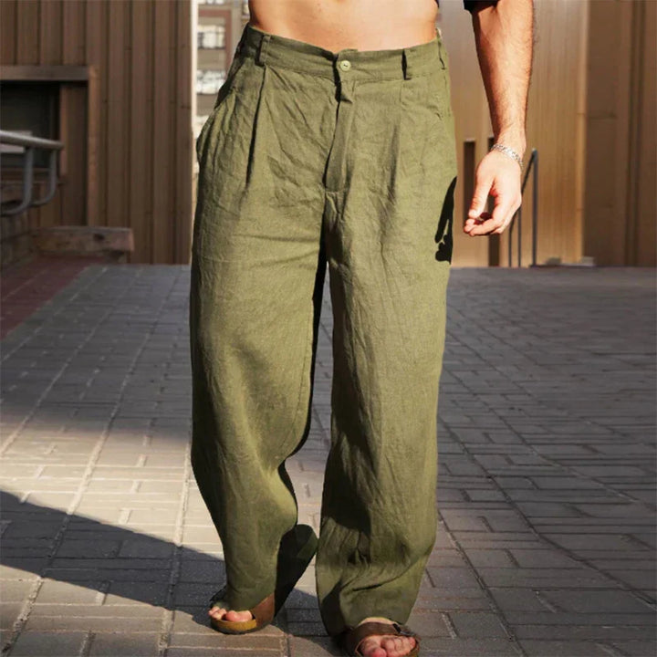 Stylische Herren Weitbein Faltenhose, modern und casual, perfekt für frühlingshafte Looks.
